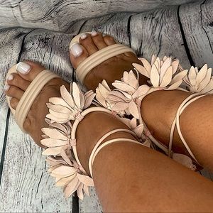 Cecelia New York, upper learning floral design, neutral color.